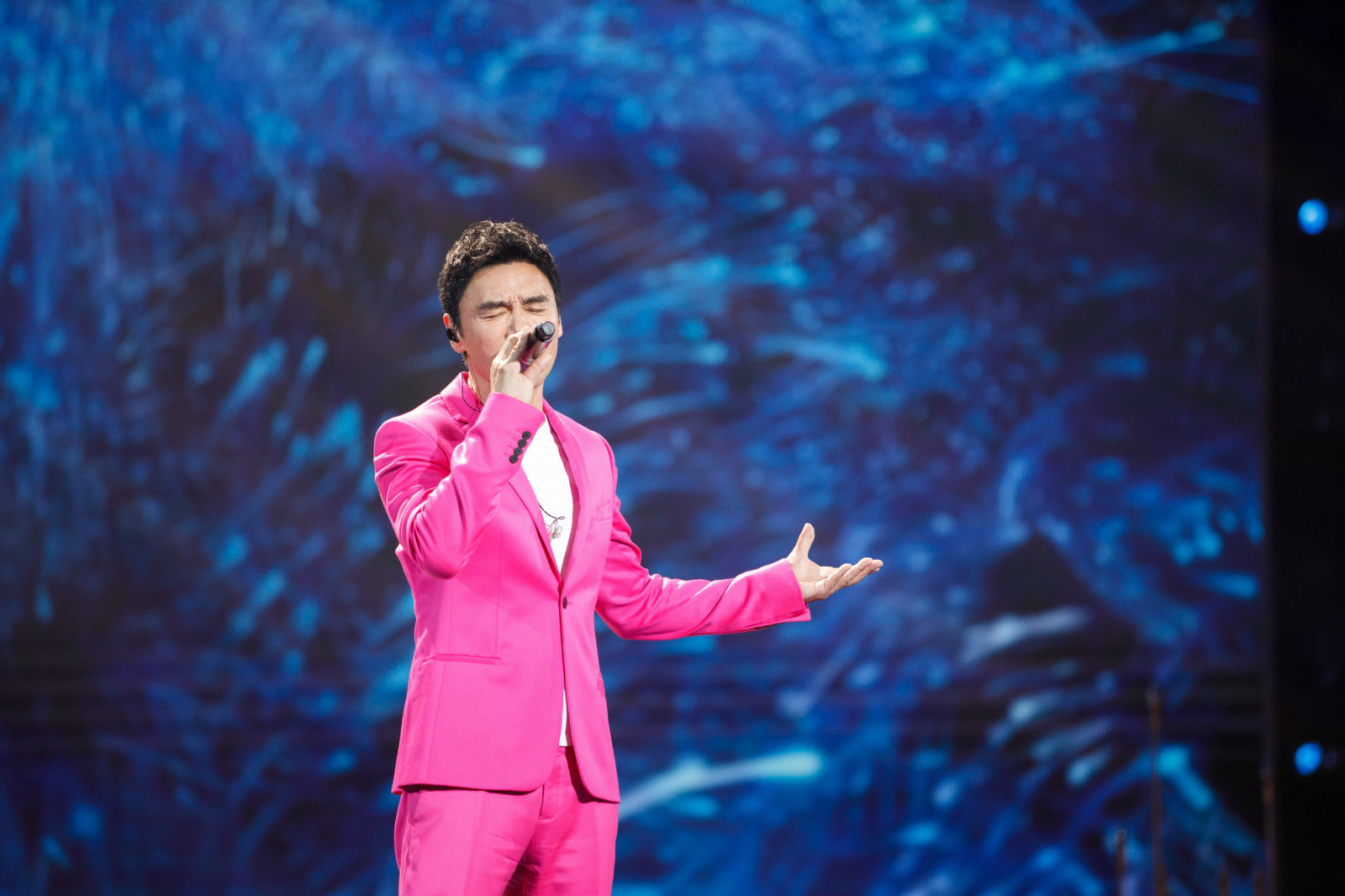 漫漫人生路|《漫漫人生路》《青青河边草》……钟镇涛金铭唱出“光影流年”