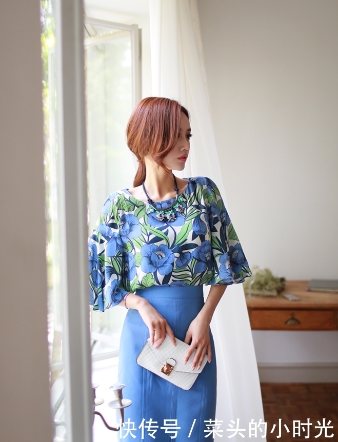 孙允珠:大花宽松款大袖上衣配蓝色束腰宽松口齐膝裙