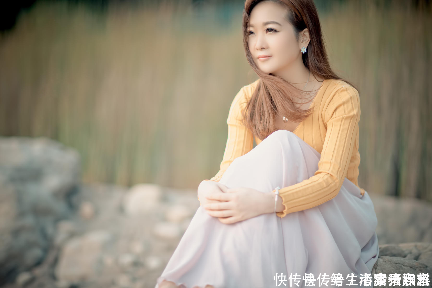 长发|长发美女黄色小衫丝质长裙海边清新写真美极了