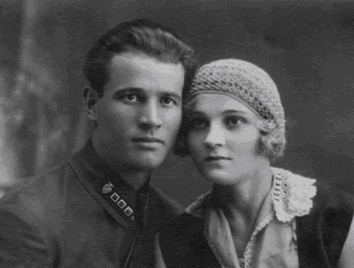 切尔尼亚霍夫斯基|39岁大将亲自到前线视察,踩到地雷没救过来,还差10天就当元帅