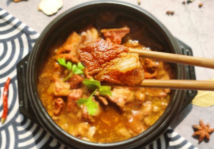 做红烧牛肉，牢记“3窍门放3样”，牛肉软烂好嚼，味道香浓