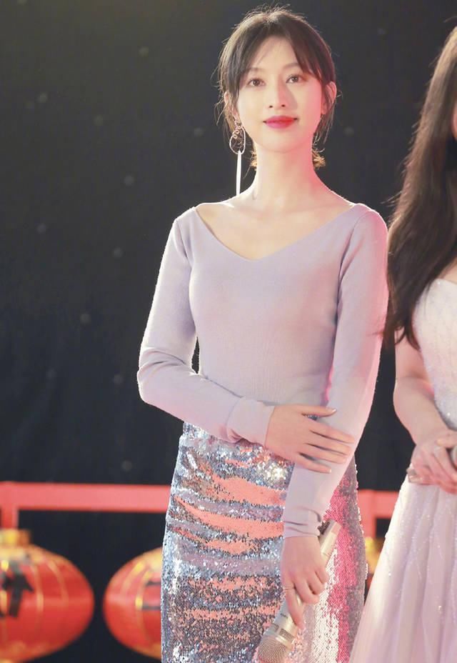 用亮片半裙打造靓丽的时尚穿搭，让你拥有闪耀全场的十足魅力