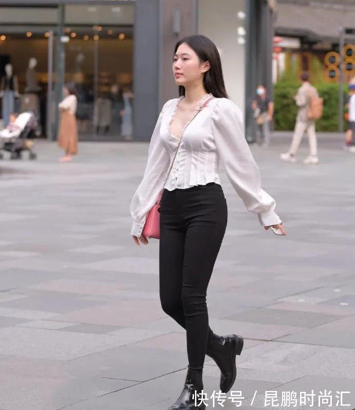 美女 美女脚上搭配上一双裸色的尖头高跟鞋,让双腿显得修长又迷人