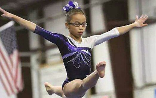 弃婴|双胞胎被不同家庭领养,十九年后相认,却是两种完全不同的性格!