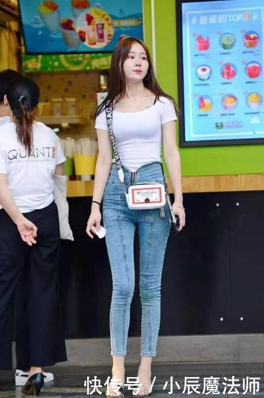 极致|美女穿搭:纯白色的T恤,搭配显腿高腰裤,更是把长腿展现到了极致
