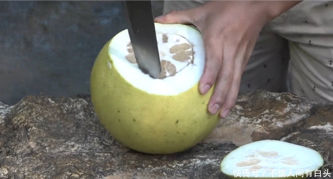 柚子|农村小伙把柚子掏空后,放了十几块鸡肉进去煮,揭开之后尴尬了