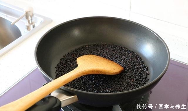 冬天常吃黑芝麻丸，教你三黑配方，不用九蒸九晒，做法太简单了