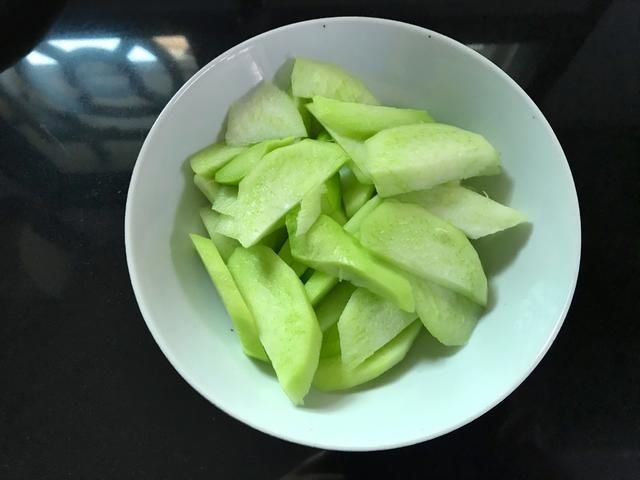 天气转凉，这碱性蔬菜要多吃，和腊肠一起炒，鲜香入味又下饭