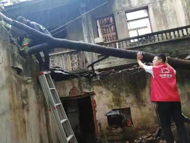 台风|风里雨里，桐乡这抹“志愿红”一直温暖你！