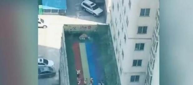 妈妈|送孙女上幼儿园后,爷爷每天坐在窗前,没想到被妈妈发现了小秘密