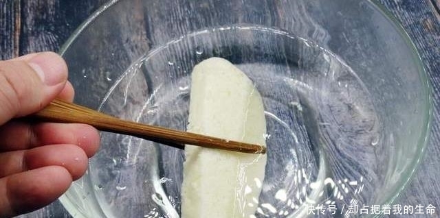 馒头|炸馒头片,不要只会裹蛋液,多做1步,馒头酥脆绵软,还不吸油