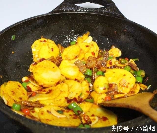 干锅土豆片,香辣过瘾,做法简单,好吃到放不下筷子