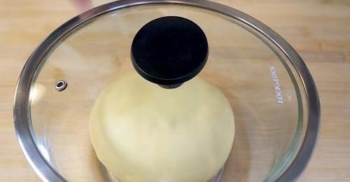 面粉别蒸馒头了，加3个鸡蛋，蓬松拉丝，孩子爱不释手，太香了