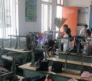 |搞笑GIF:妹子穿这么脑洞大开的衣服上街,就不觉得尴尬吗