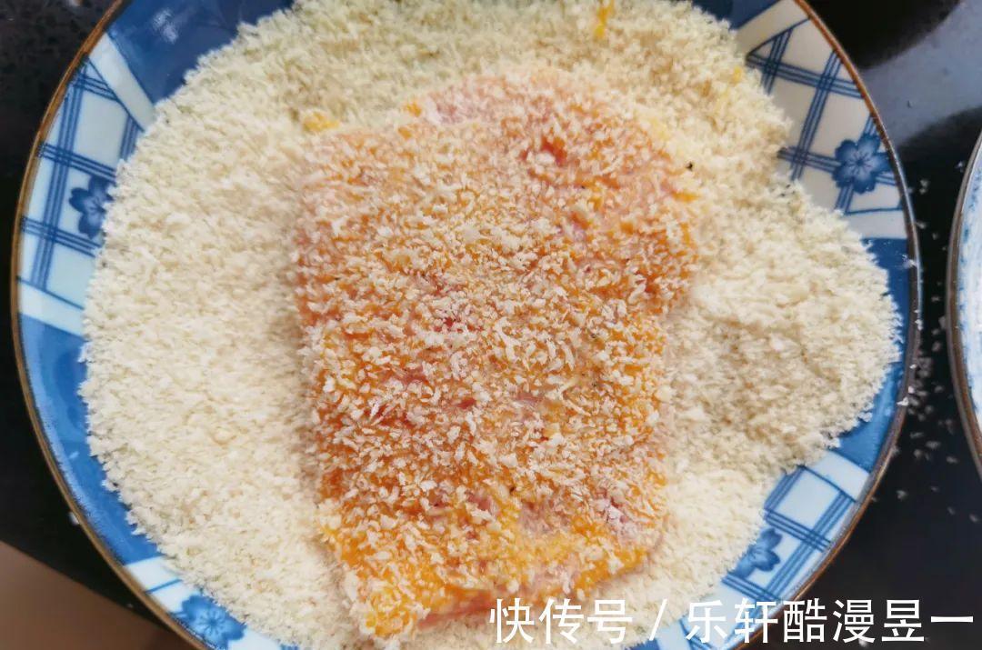 黑胡椒|【食物恋】今天教你炸猪排,外表酥脆内里鲜嫩,快来试试吧!