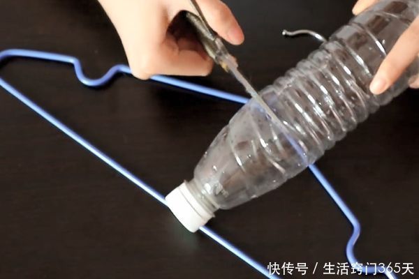 马桶|塑料瓶盖上套一个衣架,塞进马桶里面,解决了家家户户的大烦恼!