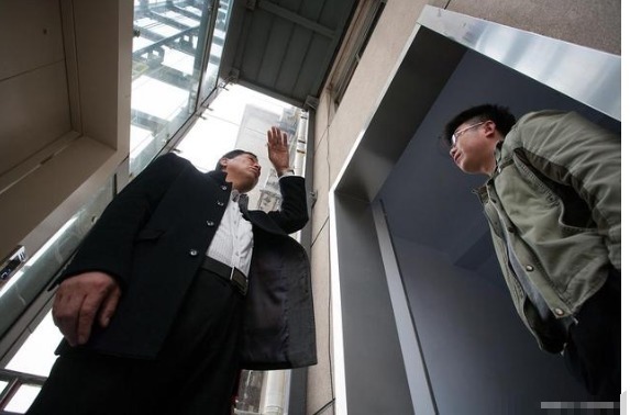 住户|“刷卡电梯”真的来了,老房子加装电梯又出新方案,不用再争了