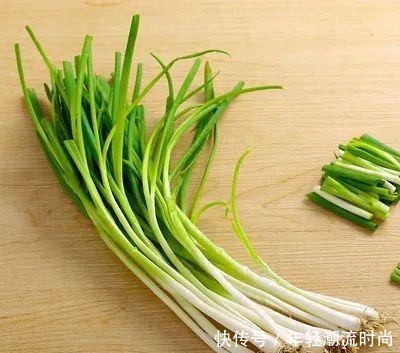 不和面不放油,3分钟吃到葱油饼!够酥、够香、够味!