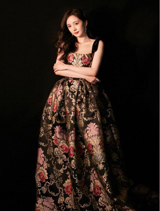 杨幂的梨型身材女人堆里少有,尤其是侧身的时候,真显“有”