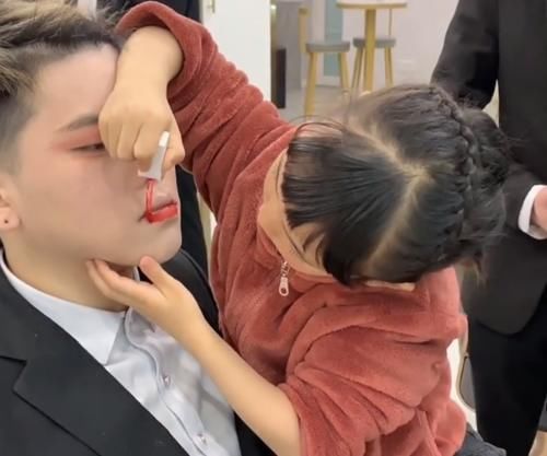 小女孩帮人化了款修颜妆容后，最后让人刮目相看，网友：长大了不得