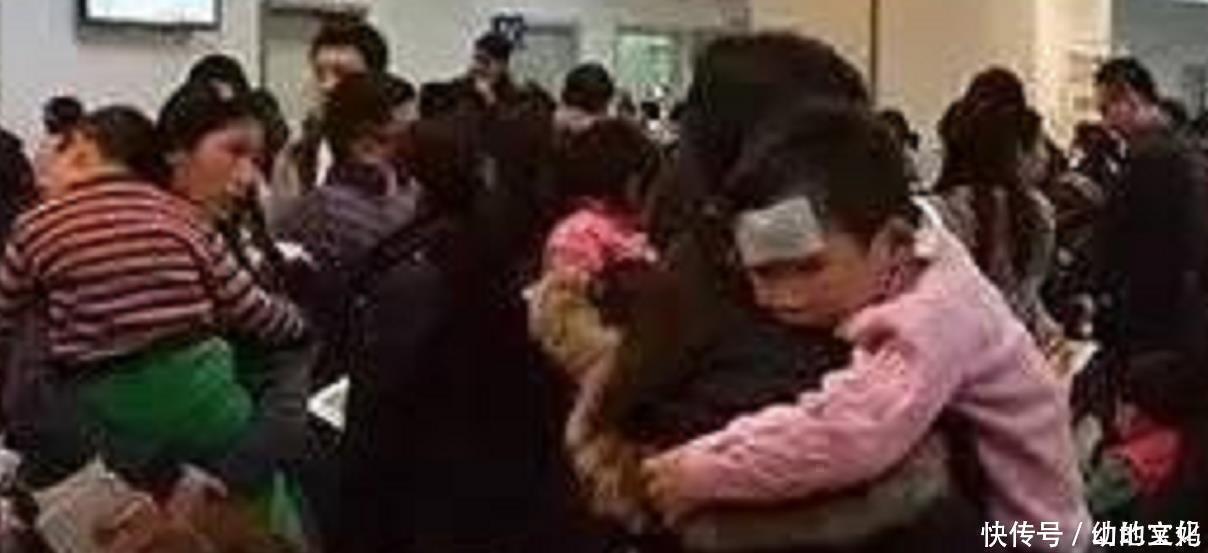 医生|孩子高烧医院排队400号,医生只顾打私人电话,网友:自作自受