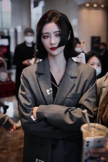 小姐姐 今春流行什么发型?满头烫挂耳染公主切都上榜,喜欢就挑一款吧