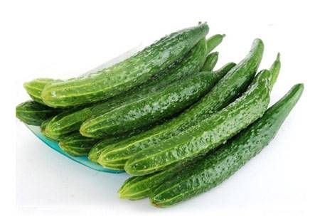 女生每天坚持吃黄瓜，养颜瘦身，排毒抗皱促健康，好处多多