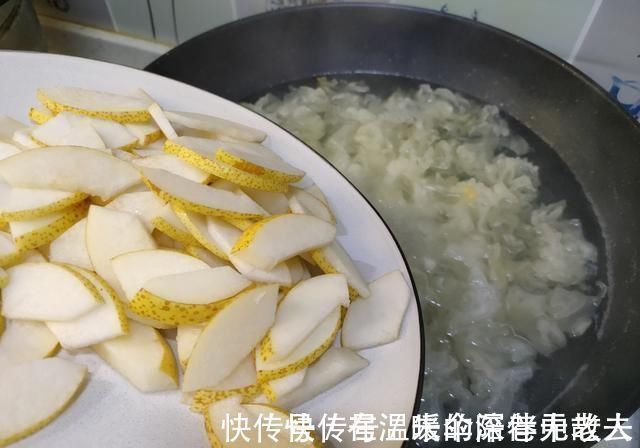 煮银耳汤，凉水下锅还是热水下锅不少人搞错了，难怪银耳不出胶