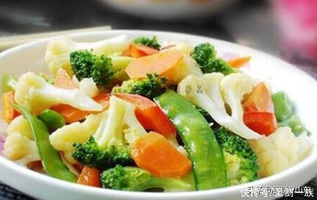 星爷真会享受,一起床就跳进泳池里,美女在旁边帮洗漱