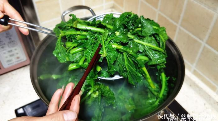 吃萝卜|此菜营养极高,很多人只吃果肉,其实叶子才是宝贝,蒸一锅太香了