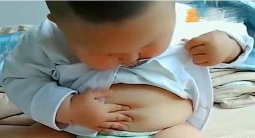 肉肉|两岁宝宝偷偷摆弄“小肚腩”,被妈妈发现后,瞬间变脸表情超萌