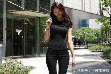 看起来|小姐姐爱穿性感的紧身打底裤,尽显火辣的身材,令人着迷