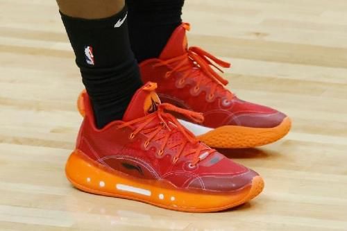 相信经常看博主发的球鞋上脚