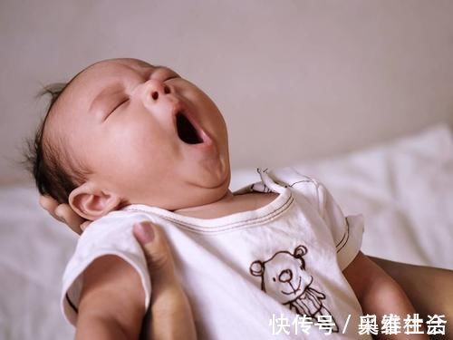 习惯期|宝宝吃手，妈妈要拒绝吗？宝宝吃手的4个阶段，应对方法大不同