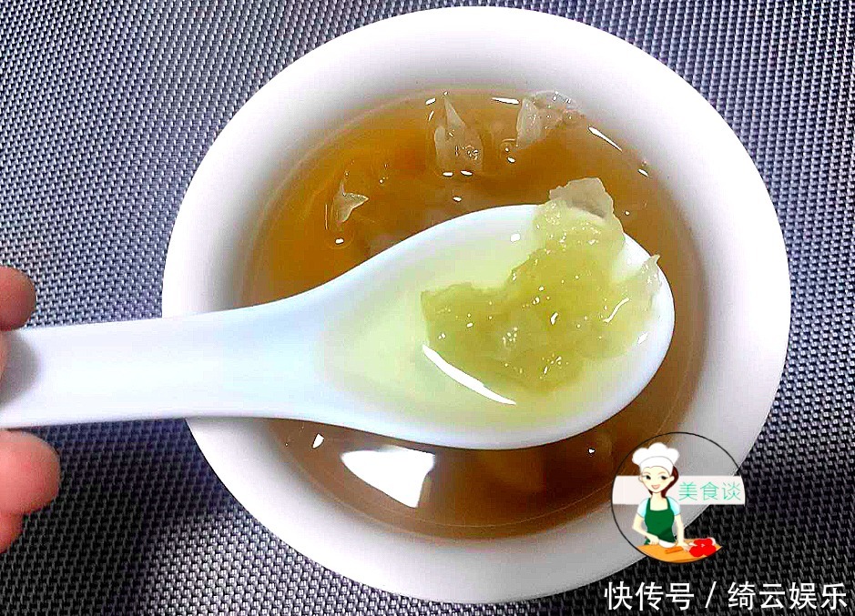  煮银耳汤时，掌握好一个技巧，银耳汤出胶质爽滑浓稠，比买的好喝