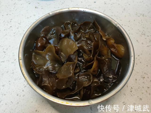 小苏打和食用碱有啥不一样?很多人不懂怎么用,看完后别再用错了