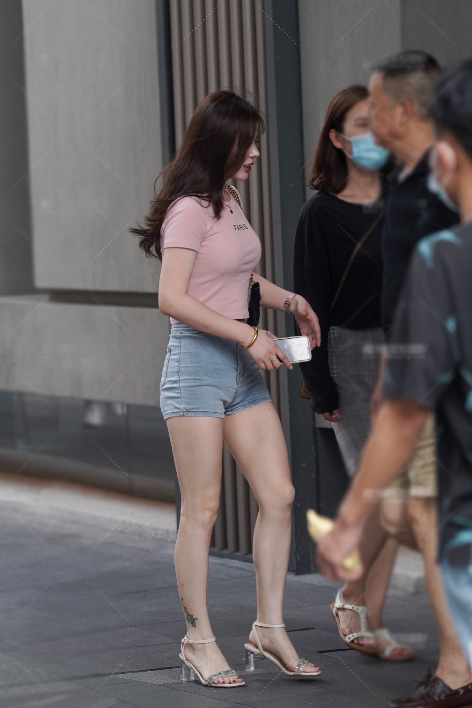 高跟鞋 印花连衣裙搭配铆钉凉拖鞋,这样穿清爽凉快又惹眼好看