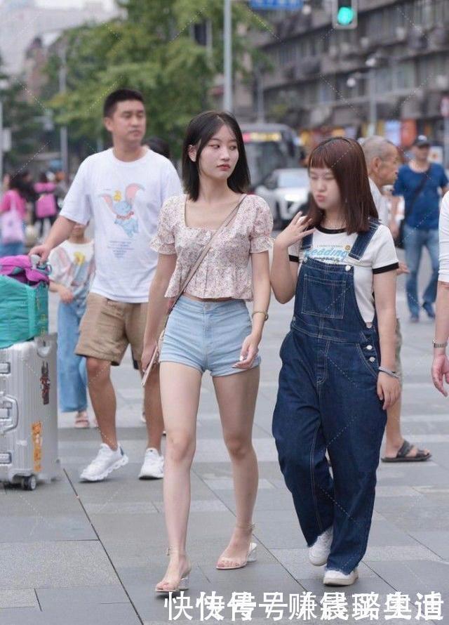 碎花|碎花上衣搭配高腰牛仔裤,修身时尚,青春靓丽