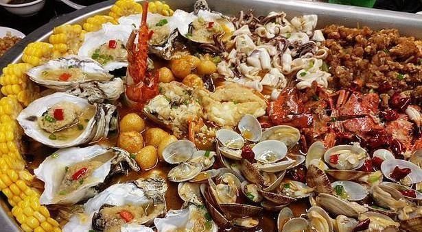 土豪组局聚餐,只点一道菜,四个服务员抬着上菜,惊得下巴要掉了