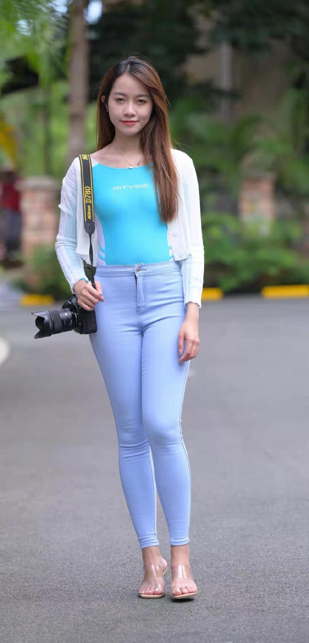 雾霾|街拍美女:紧身牛仔裤配开衫,穿出了秋季简约又温馨的美,休闲时尚又大方