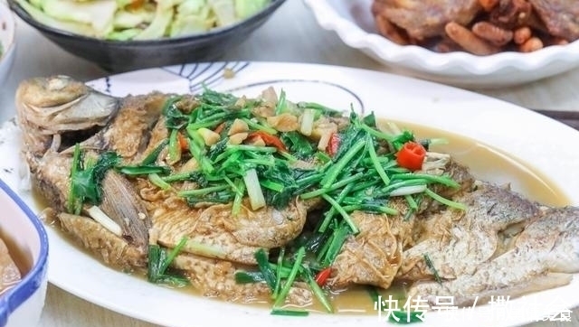 辣椒面|老家来亲戚，花两百多块钱做了11个菜招待，大伙吃了一锅米饭