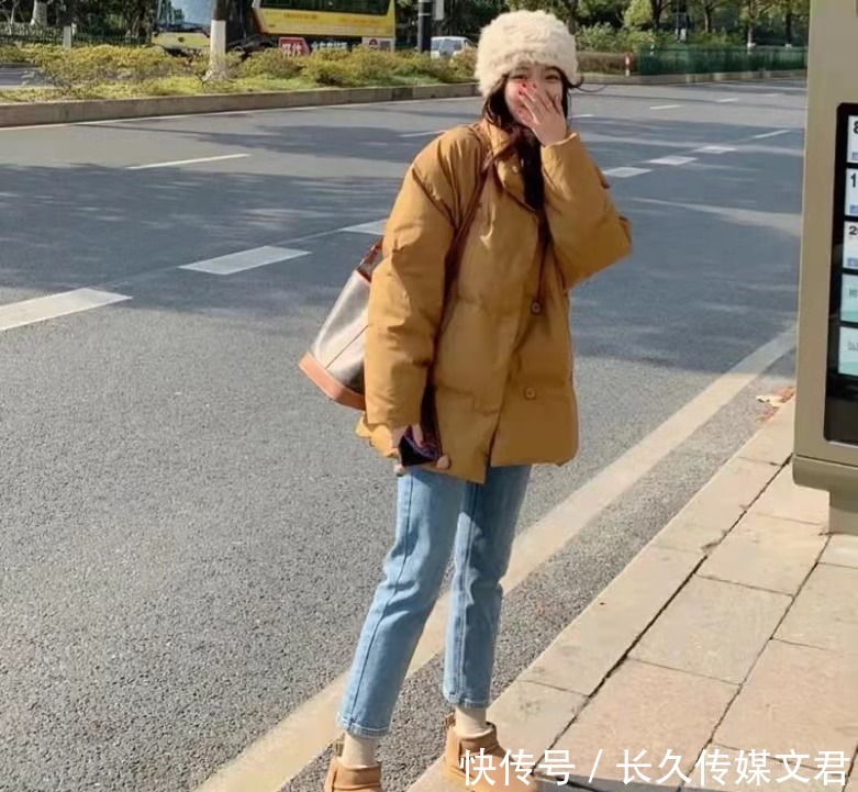 羽绒服配帆布鞋很好看,但今冬更流行搭这几双“靴子”,保暖显瘦