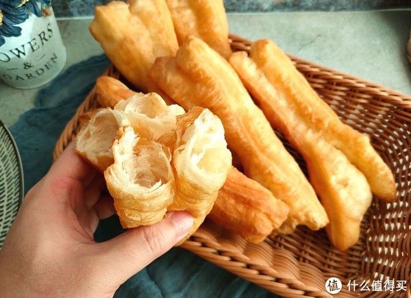 食用油|炸油条想要蓬松酥脆，有人加鸡蛋、有人加酵母粉，其实都不正确