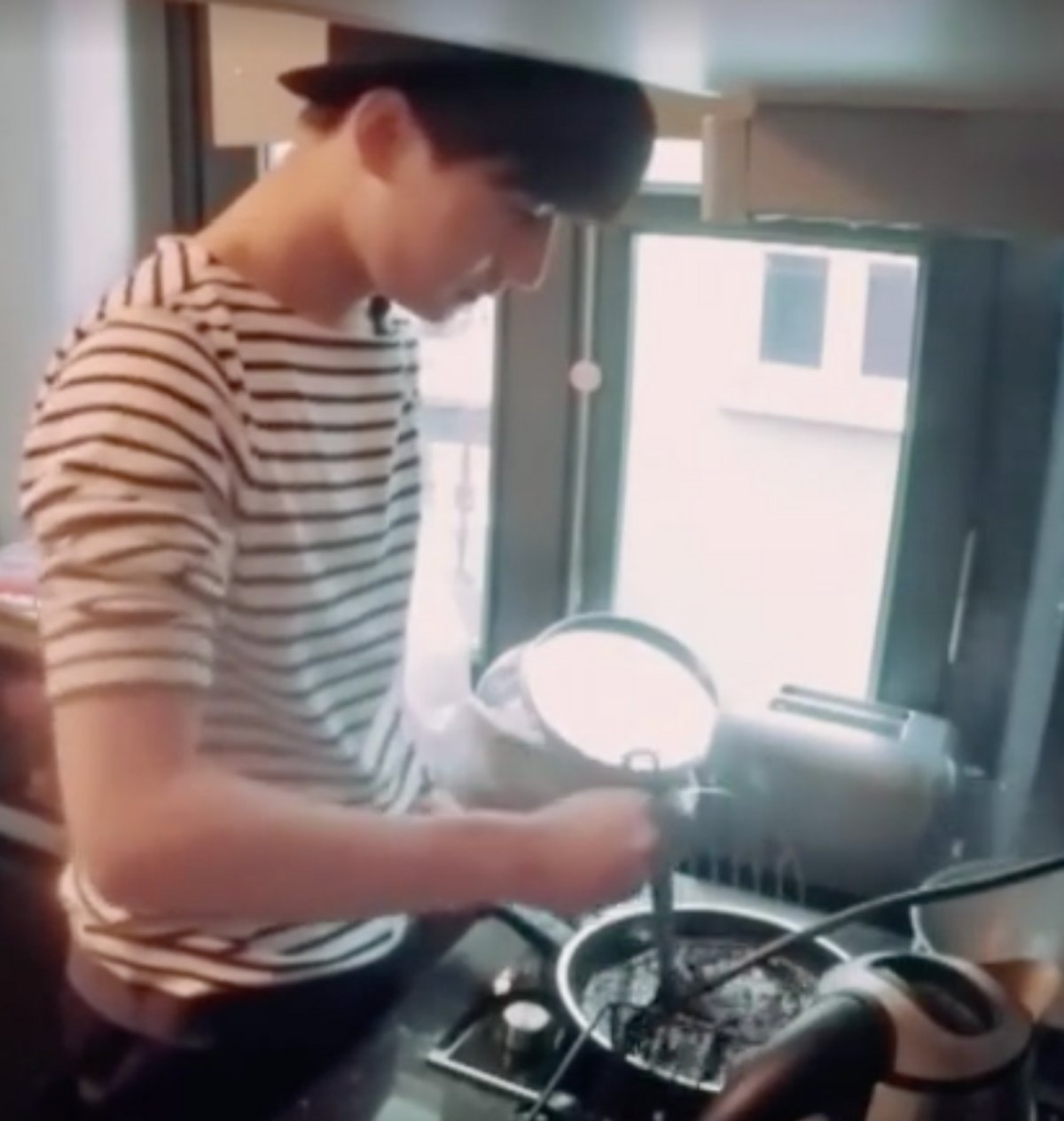 杨洋录节目喝带血水鸡汤！生肉下锅直接试味，事后连连反胃作呕