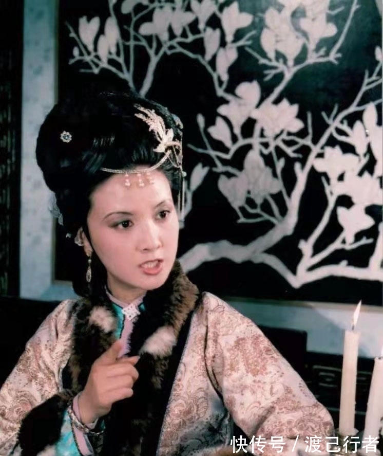 敛财!王熙凤敛财甚巨,足有七八万金之多,为何不拿出来救济荣国府?