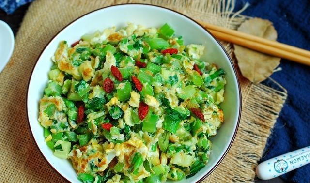 这菜的叶子是宝贝,拿来炒鸡蛋太鲜美,可惜90%的人都扔掉了