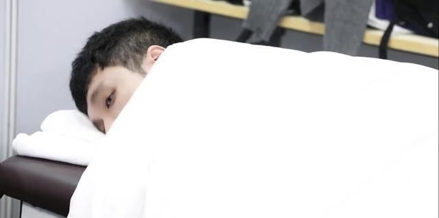 《街舞4》变“这就是熬夜”,张艺兴累倒在后台,王一博哈欠连天