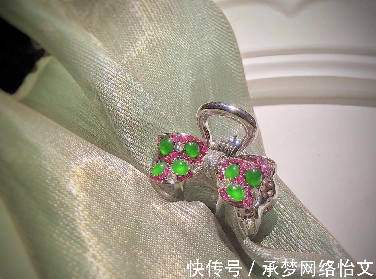 翡翠发卡 从头开始，发型很重要头饰更关键，翡翠发卡减龄的同时满满高级感