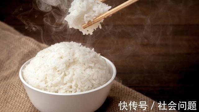 蒸米饭是用冷水还是热水吃了这么多年才知道，难怪米饭不香不软