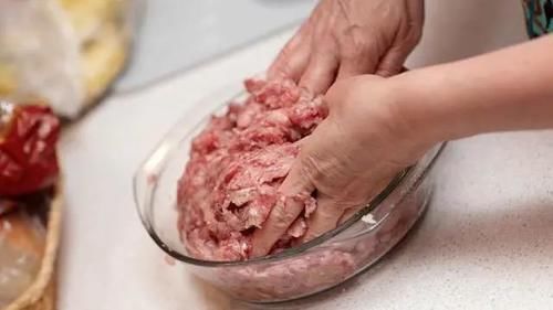 水分|做萝卜馅的饺子时,萝卜别焯水,教你正确做法,饺子馅香多汁